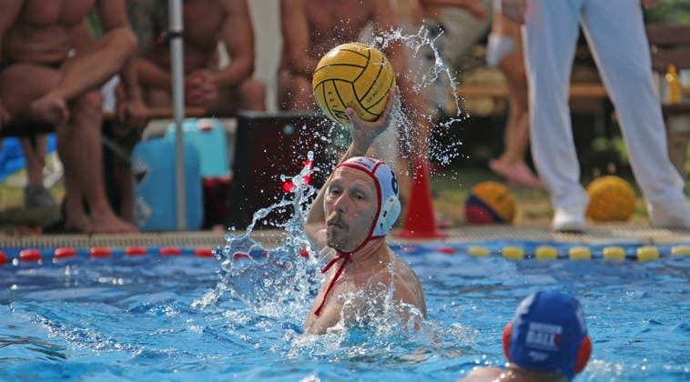 Deutsche Wasserball-Meisterschaften der Masters in Hamburg: Szene aus einer Partie der AK40 zwischen SVW 05 Würzburg und SV Cannstatt. Ein Cannstatter Spieler wirft den Ball. *** German Masters Water Polo Championships in Hamburg: A scene from an AK40 match between SVW 05 Würzburg and SV Cannstatt. A Cannstatt player throws the ball.