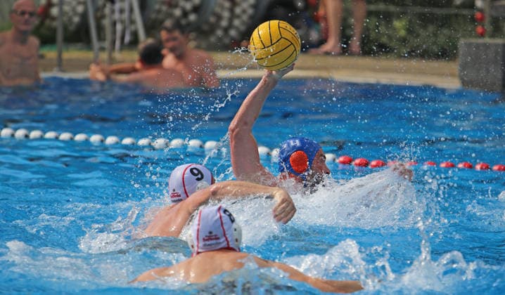 Deutsche Wasserball-Meisterschaften der Masters in Hamburg: Szene aus einer Partie der AK40 zwischen SVW 05 Würzburg und SV Cannstatt. Ein Würzburger Spieler wirft den Ball. *** German Masters Water Polo Championships in Hamburg: A scene from an AK40 match between SVW 05 Würzburg and SV Cannstatt. A Würzburg player throws the ball.