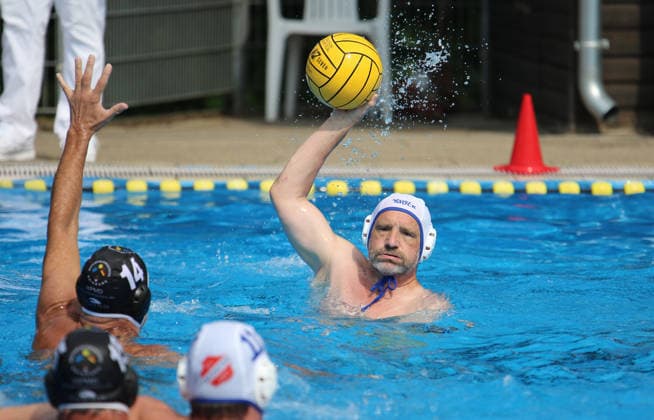 Deutsche Wasserball-Meisterschaften der Masters in Hamburg: Szene aus einer Partie der AK60 zwischen SV Münster 91 (weiße Kappen) und WP Masters Duisburg (dunkle Kappen). *** German Masters Water Polo Championships in Hamburg: A scene from an AK60 match between SV Münster 91 (white caps) and WP Masters Duisburg (dark caps)
