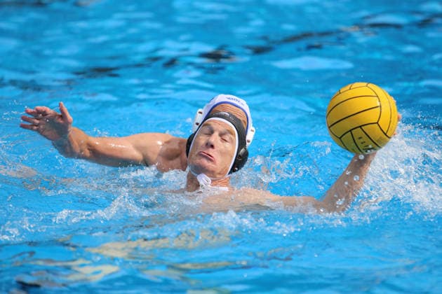 Deutsche Wasserball-Meisterschaften der Masters in Hamburg: Szene aus einer Partie der AK60 zwischen WP Masters Duisburg (dunkle Kappen) und SV Münster 91 (weiße Kappen). *** German Masters Water Polo Championships in Hamburg: A scene from an AK60 match between WP Masters Duisburg (dark caps) and SV Münster 91 (white caps)