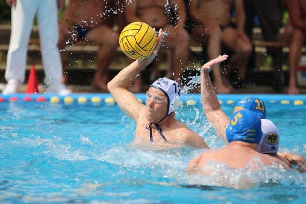 Deutsche Wasserball-Meisterschaften der Masters in Hamburg: Szene aus einer Partie der AK60 zwischen WV Darmstadt 70 (weiße Kappen) und TPSK Köln 1925 (blaue Kappen). *** German Masters Water Polo Championships in Hamburg: A scene from an AK60 match between WV Darmstadt 70 (white caps) and TPSK Köln 1925 (blue caps)
