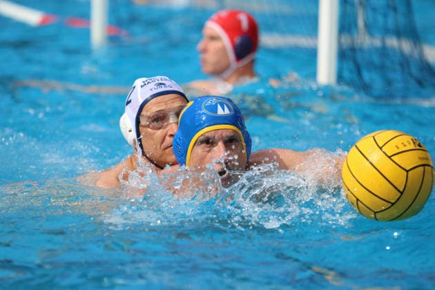 Deutsche Wasserball-Meisterschaften der Masters in Hamburg: Szene aus einer Partie der AK60 zwischen WV Darmstadt 70 (weiße Kappen) und TPSK Köln 1925 (blaue Kappen). *** German Masters Water Polo Championships in Hamburg: A scene from an AK60 match between WV Darmstadt 70 (white caps) and TPSK Köln 1925 (blue caps)