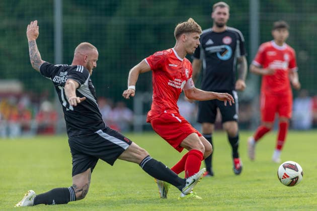 GER, Erfurt, Fussball, Testspiel, TSV Motor Gispersleben vs. FC Rot-Weiß Erfurt im Bild v.l.: Laurenz Dehl (FC Rot-Weiß Erfurt 29), Zweikampf 27.06.2026, Sportplatz Gispersleben Erfurt DFB REGULATIONS PROHIBIT ANY USE OF PHOTOGRAPHS AS IMAGE SEQUENCES AND OR QUASI-VIDEO, *** GER, Erfurt, Soccer, Friendly Match, TSV Motor Gispersleben vs. FC Rot Weiß Erfurt (pictured, from left: Laurenz Dehl, FC Rot Weiß Erfurt 29), tackle, June 27, 2026, Gispersleben Sports Field, Erfurt. DFB regulations prohibit any use of photographs as image sequences and or quasi-video, Copyright: HMBxMedia PaulxFritz