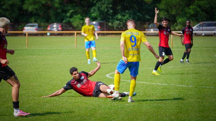 Fußball, Herren, Saison 2026 2027, Freundschaftsspiel, FSV 63 Luckenwalde vs. RSV Eintracht 1949, Samstag 27.06.2026, Sportplatz Ruhlsdorf, Im Bild: l. Probespieler RSV Eintracht und Phil Butendeich (r. Luckenwalde) Brandenburg Deutschland *** Soccer, Men s, 2026–2027 Season, Friendly Match, FSV 63 Luckenwalde vs. RSV Eintracht 1949, Saturday, June 27, 2026, Ruhlsdorf Sports Field, Pictured: RSV Eintracht trial player and Phil Butendeich (Luckenwalde), Brandenburg, Germany
