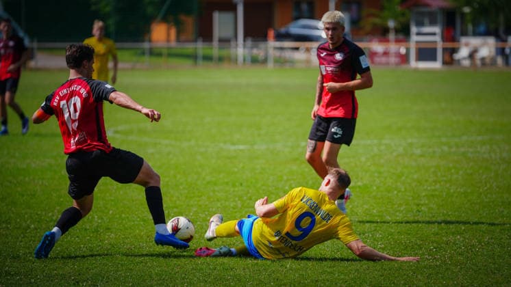Fußball, Herren, Saison 2026 2027, Freundschaftsspiel, FSV 63 Luckenwalde vs. RSV Eintracht 1949, Samstag 27.06.2026, Sportplatz Ruhlsdorf, Im Bild: Tom Fron (l. RSV) und Phil Butendeich (r. Luckenwalde) Brandenburg Deutschland *** Soccer, Men s, 2026–2027 Season, Friendly Match, FSV 63 Luckenwalde vs. RSV Eintracht 1949, Saturday, June 27, 2026, Ruhlsdorf Sports Field, Pictured: Tom Fron (RSV) and Phil Butendeich (Luckenwalde), Brandenburg, Germany