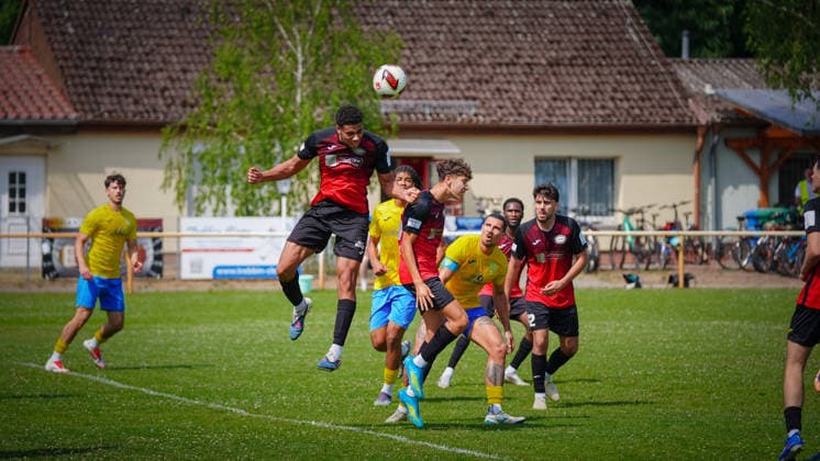 Fußball, Herren, Saison 2026 2027, Freundschaftsspiel, FSV 63 Luckenwalde vs. RSV Eintracht 1949, Samstag 27.06.2026, Sportplatz Ruhlsdorf, Im Bild: Kopfballduell im Strafraum des RSV Eintracht Brandenburg Deutschland *** Soccer, Men s, 2026–2027 season, Friendly match, FSV 63 Luckenwalde vs. RSV Eintracht 1949, Saturday, June 27, 2026, Ruhlsdorf Sports Field. Pictured: A header duel in the penalty area of RSV Eintracht, Brandenburg, Germany