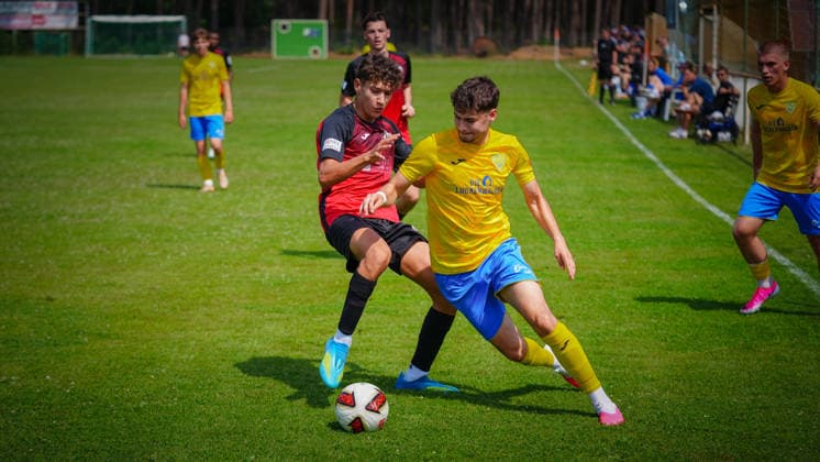 Fußball, Herren, Saison 2026 2027, Freundschaftsspiel, FSV 63 Luckenwalde vs. RSV Eintracht 1949, Samstag 27.06.2026, Sportplatz Ruhlsdorf, Im Bild: Henry Lehmann (l. RSV) und Muhammed Zekiroglu (r. Luckenwalde) Brandenburg Deutschland *** Soccer, Men s, 2026–2027 Season, Friendly Match, FSV 63 Luckenwalde vs. RSV Eintracht 1949, Saturday, June 27, 2026, Ruhlsdorf Sports Field, Pictured: Henry Lehmann (RSV) and Muhammed Zekiroglu (Luckenwalde), Brandenburg, Germany
