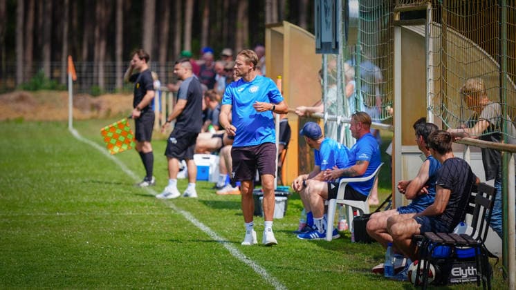 Fußball, Herren, Saison 2026 2027, Freundschaftsspiel, FSV 63 Luckenwalde vs. RSV Eintracht 1949, Samstag 27.06.2026, Sportplatz Ruhlsdorf, Im Bild: Thomas Franke (Trainer RSV Eintracht 1949) Brandenburg Deutschland *** Soccer, Men s, 2026–2027 season, Friendly match, FSV 63 Luckenwalde vs. RSV Eintracht 1949, Saturday, June 27, 2026, Ruhlsdorf Sports Field. Pictured: Thomas Franke, coach of RSV Eintracht 1949, Brandenburg, Germany