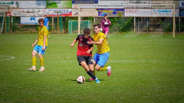 Fußball, Herren, Saison 2026 2027, Freundschaftsspiel, FSV 63 Luckenwalde vs. RSV Eintracht 1949, Samstag 27.06.2026, Sportplatz Ruhlsdorf, Im Bild: Henry Lehmann (l. RSV) und Muhammed Zekiroglu (r. Luckenwalde) Brandenburg Deutschland *** Soccer, Men s, 2026–2027 Season, Friendly Match, FSV 63 Luckenwalde vs. RSV Eintracht 1949, Saturday, June 27, 2026, Ruhlsdorf Sports Field, Pictured: Henry Lehmann (RSV) and Muhammed Zekiroglu (Luckenwalde), Brandenburg, Germany