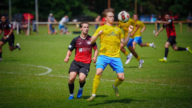 Fußball, Herren, Saison 2026 2027, Freundschaftsspiel, FSV 63 Luckenwalde vs. RSV Eintracht 1949, Samstag 27.06.2026, Sportplatz Ruhlsdorf, Im Bild: Tom Fron (l. RSV Eintracht) und Julian Mätzke (r. Luckenwalde) Brandenburg Deutschland *** Soccer, Men s, 2026–2027 Season, Friendly Match, FSV 63 Luckenwalde vs. RSV Eintracht 1949, Saturday, June 27, 2026, Ruhlsdorf Sports Field, Pictured: Tom Fron (RSV Eintracht) and Julian Mätzke (Luckenwalde), Brandenburg, Germany