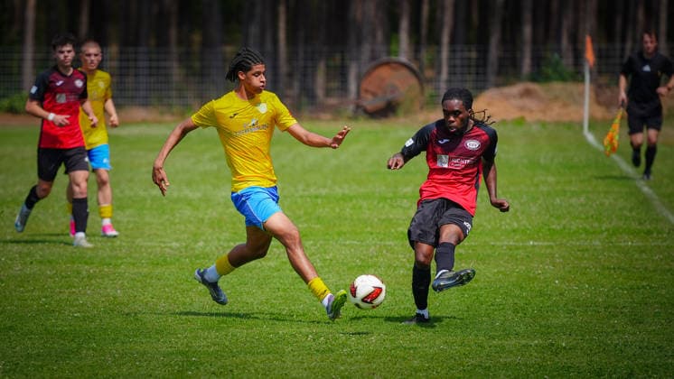 Fußball, Herren, Saison 2026 2027, Freundschaftsspiel, FSV 63 Luckenwalde vs. RSV Eintracht 1949, Samstag 27.06.2026, Sportplatz Ruhlsdorf, Im Bild: Janosz Heidrich (l. Luckenwalde) und Probespieler (r. RSV Eintracht) Brandenburg Deutschland *** Soccer, Men s, 2026–2027 Season, Friendly Match, FSV 63 Luckenwalde vs. RSV Eintracht 1949, Saturday, June 27, 2026, Ruhlsdorf Sports Field, Pictured: Janosz Heidrich (Luckenwalde) and a trial player (RSV Eintracht), Brandenburg, Germany