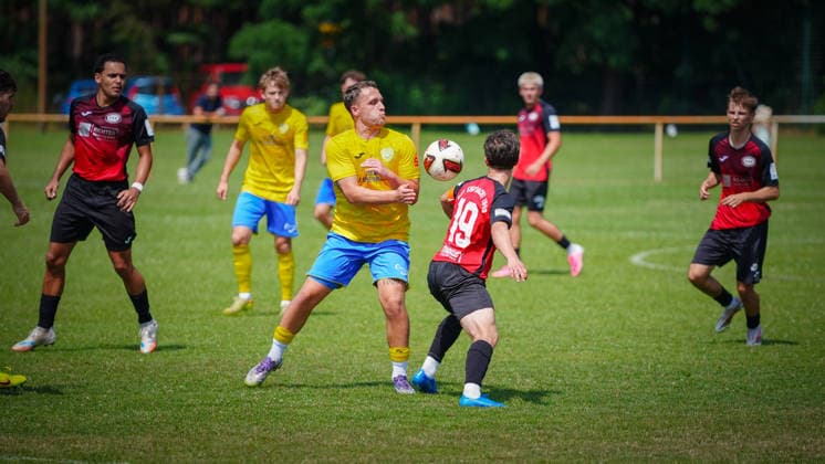 Fußball, Herren, Saison 2026 2027, Freundschaftsspiel, FSV 63 Luckenwalde vs. RSV Eintracht 1949, Samstag 27.06.2026, Sportplatz Ruhlsdorf, Im Bild: Lucas Will (l. Luckenwalde) und Tom fron (r. RSV Eintracht) Brandenburg Deutschland *** Soccer, Men s, 2026–2027 Season, Friendly Match, FSV 63 Luckenwalde vs. RSV Eintracht 1949, Saturday, June 27, 2026, Ruhlsdorf Sports Field, Pictured: Lucas Will from Luckenwalde and Tom from RSV Eintracht, Brandenburg, Germany