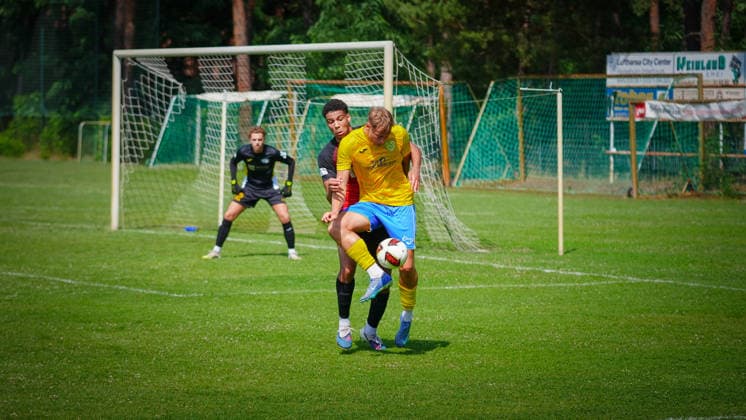 Fußball, Herren, Saison 2026 2027, Freundschaftsspiel, FSV 63 Luckenwalde vs. RSV Eintracht 1949, Samstag 27.06.2026, Sportplatz Ruhlsdorf, Im Bild: Felix Pilger (r. Luckenwalde) Brandenburg Deutschland *** Soccer, Men s, 2026–2027 Season, Friendly Match, FSV 63 Luckenwalde vs. RSV Eintracht 1949, Saturday, June 27, 2026, Ruhlsdorf Sports Field. Pictured: Felix Pilger of Luckenwalde, Brandenburg, Germany