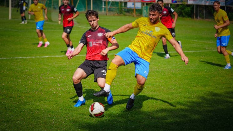 Fußball, Herren, Saison 2026 2027, Freundschaftsspiel, FSV 63 Luckenwalde vs. RSV Eintracht 1949, Samstag 27.06.2026, Sportplatz Ruhlsdorf, Im Bild: Tom Fron (l. RSV Eintracht) und Clemens Koplin (r. Luckenwalde) Brandenburg Deutschland *** Soccer, Men s, 2026–2027 Season, Friendly Match, FSV 63 Luckenwalde vs. RSV Eintracht 1949, Saturday, June 27, 2026, Ruhlsdorf Sports Field, Pictured: Tom Fron (RSV Eintracht) and Clemens Koplin (Luckenwalde), Brandenburg, Germany