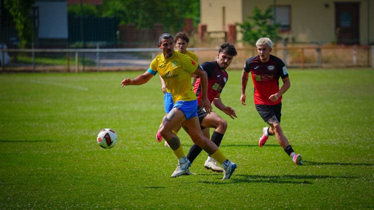 Fußball, Herren, Saison 2026 2027, Freundschaftsspiel, FSV 63 Luckenwalde vs. RSV Eintracht 1949, Samstag 27.06.2026, Sportplatz Ruhlsdorf, Im Bild: Andreas Pollasch (l. Luckenwalde) und Ernes Smailovic (r. RSV Eintracht) Brandenburg Deutschland *** Soccer, Men s, 2026–2027 Season, Friendly Match, FSV 63 Luckenwalde vs. RSV Eintracht 1949, Saturday, June 27, 2026, Ruhlsdorf Sports Field, Pictured: Andreas Pollasch (left, Luckenwalde) and Ernes Smailovic (right, RSV Eintracht), Brandenburg, Germany