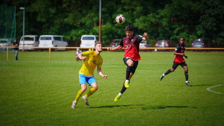 Fußball, Herren, Saison 2026 2027, Freundschaftsspiel, FSV 63 Luckenwalde vs. RSV Eintracht 1949, Samstag 27.06.2026, Sportplatz Ruhlsdorf, Im Bild: Phil Butendeich (l. Luckenwalde) und Aleksander Bilbija (r. RSV) Brandenburg Deutschland *** Soccer, Men s, 2026–2027 Season, Friendly Match, FSV 63 Luckenwalde vs. RSV Eintracht 1949, Saturday, June 27, 2026, Ruhlsdorf Sports Field, Pictured: Phil Butendeich (Luckenwalde) and Aleksander Bilbija (RSV), Brandenburg, Germany