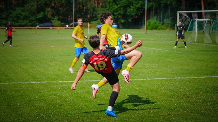 Fußball, Herren, Saison 2026 2027, Freundschaftsspiel, FSV 63 Luckenwalde vs. RSV Eintracht 1949, Samstag 27.06.2026, Sportplatz Ruhlsdorf, Im Bild: Tom Fron (l. RSV) und Max Hathaway (r. Luckenwalde) Brandenburg Deutschland *** Soccer, Men s, 2026–2027 Season, Friendly Match, FSV 63 Luckenwalde vs. RSV Eintracht 1949, Saturday, June 27, 2026, Ruhlsdorf Sports Field, Pictured: Tom Fron (RSV) and Max Hathaway (Luckenwalde), Brandenburg, Germany
