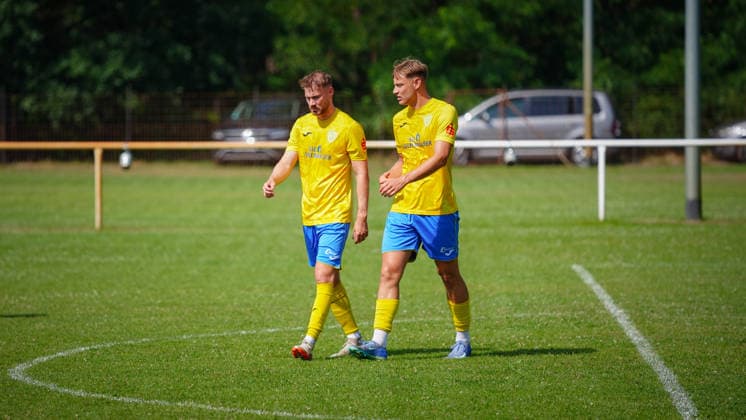 Fußball, Herren, Saison 2026 2027, Freundschaftsspiel, FSV 63 Luckenwalde vs. RSV Eintracht 1949, Samstag 27.06.2026, Sportplatz Ruhlsdorf, Im Bild: Phil Butendeich (l. Luckenwalde) und Felix Pilger (r. Luckenwalde) Brandenburg Deutschland *** Soccer, Men s, 2026–2027 Season, Friendly Match, FSV 63 Luckenwalde vs. RSV Eintracht 1949, Saturday, June 27, 2026, Ruhlsdorf Sports Field, Pictured: Phil Butendeich (left, Luckenwalde) and Felix Pilger (right, Luckenwalde), Brandenburg, Germany