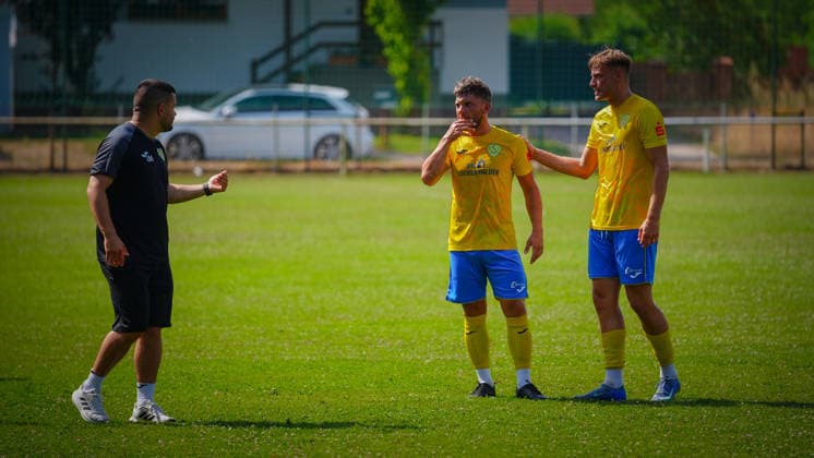 Fußball, Herren, Saison 2026 2027, Freundschaftsspiel, FSV 63 Luckenwalde vs. RSV Eintracht 1949, Samstag 27.06.2026, Sportplatz Ruhlsdorf, Im Bild: v.l. Lukas Müller (Co-Trainer Luckenwalde), Clemens Koplin und Felix Pilger Brandenburg Deutschland *** Soccer, Men s, 2026–2027 Season, Friendly Match, FSV 63 Luckenwalde vs. RSV Eintracht 1949, Saturday, June 27, 2026, Ruhlsdorf Sports Field. Pictured from left: Lukas Müller, assistant coach of Luckenwalde; Clemens Koplin; and Felix Pilger. Brandenburg, Germany