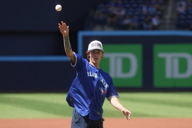 June 27, 2026, Toronto, On, CANADA: Gavin McKenna, first round pick for the Toronto Maple Leafs and first overall pick of the 2026 NHL, Eishockey Herren, USA draft, throws out the ceremonial first pitch prior to first inning American League MLB, Baseball Herren, USA baseball action between the Toronto Blue Jays and the Texas Rangers, in Toronto, Saturday, June 27, 2026. Canada News - June 27, 2026  - ZUMAc35_ 20260627_zaf_c35_038 Copyright: xNathanxDenettex