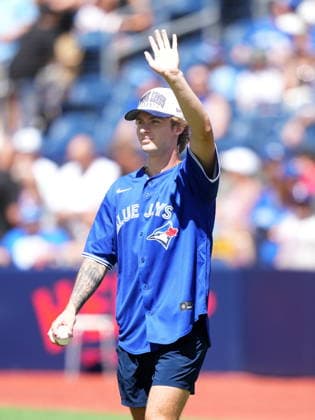 June 27, 2026, Toronto, On, CANADA: Gavin McKenna, first round pick for the Toronto Maple Leafs and first overall pick of the 2026 NHL, Eishockey Herren, USA draft, arrives to throw the ceremonial first pitch prior to first inning American League MLB, Baseball Herren, USA baseball action between the Toronto Blue Jays and the Texas Rangers, in Toronto, Saturday, June 27, 2026. Canada News - June 27, 2026  - ZUMAc35_ 20260627_zaf_c35_040 Copyright: xNathanxDenettex