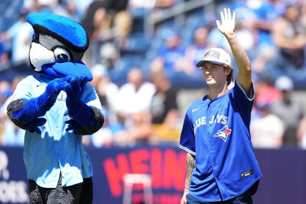 June 27, 2026, Toronto, On, CANADA: Gavin McKenna, first round pick for the Toronto Maple Leafs and first overall pick of the 2026 NHL, Eishockey Herren, USA draft, arrives to throw the ceremonial first pitch prior to first inning American League MLB, Baseball Herren, USA baseball action between the Toronto Blue Jays and the Texas Rangers, in Toronto, Saturday, June 27, 2026. Canada News - June 27, 2026  - ZUMAc35_ 20260627_zaf_c35_041 Copyright: xNathanxDenettex