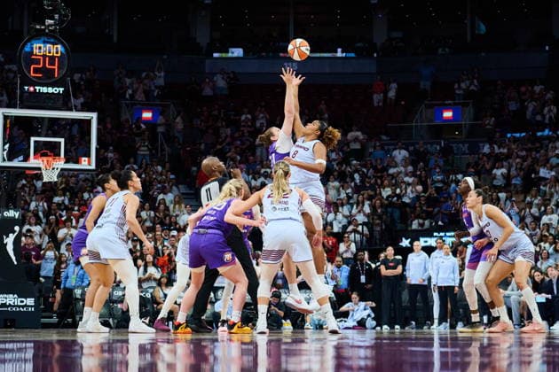 June 27, 2026, Toronto, On, Canada: Toronto Tempo s Nyara Sabally (8) and Phoenix Mercury s Kyara Linskens (31) jump for the ball at the start of first half WNBA, Basketball Damen, USA basketball action in Toronto, on Saturday, June 27, 2026. Canada News - June 27, 2026  - ZUMAc35_ 20260627_zaf_c35_050 Copyright: xSammyxKoganx
