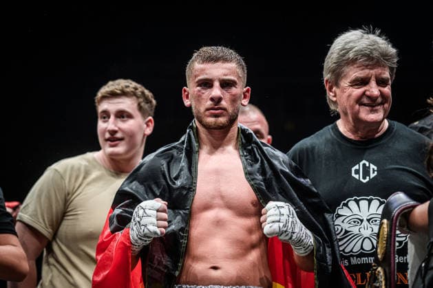 Victor Cakiqi (Deutschland) - Siegerpose nach Kampf gegen Florent Dervis (Frankreich), Weltergewicht, Fight 10 GER, Boxnacht Showdown for Legacy IV, Prime Time Promotion, MHP Arena (Ludwigsburg), Boxen, 27.06.2026 GER, Boxnacht Showdown for Legacy IV, Prime Time Promotion, MHP Arena (Ludwigsburg), Boxen, 27.06.2026 Ludwigsburg *** Victor Cakiqi (Germany) celebrates victory after his fight against Florent Dervis (France), welterweight, Fight 10 GER, Boxnacht Showdown for Legacy IV, Prime Time Promotion, MHP Arena Ludwigsburg, Boxing, June 27, 2026 GER, Boxnacht Showdown for Legacy IV, Prime Time Promotion, MHP Arena Ludwigsburg, Boxing, June 27, 2026, Ludwigsburg Copyright: xSandyxDinkelackerx EP_SDR
