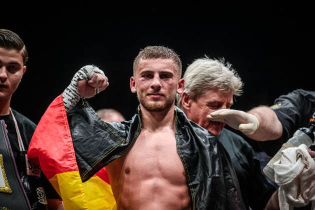 Victor Cakiqi (Deutschland) - Siegerpose nach Kampf gegen Florent Dervis (Frankreich), Weltergewicht, Fight 10 GER, Boxnacht Showdown for Legacy IV, Prime Time Promotion, MHP Arena (Ludwigsburg), Boxen, 27.06.2026 GER, Boxnacht Showdown for Legacy IV, Prime Time Promotion, MHP Arena (Ludwigsburg), Boxen, 27.06.2026 Ludwigsburg *** Victor Cakiqi (Germany) celebrates victory after his fight against Florent Dervis (France), welterweight, Fight 10 GER, Boxnacht Showdown for Legacy IV, Prime Time Promotion, MHP Arena Ludwigsburg, Boxing, June 27, 2026 GER, Boxnacht Showdown for Legacy IV, Prime Time Promotion, MHP Arena Ludwigsburg, Boxing, June 27, 2026, Ludwigsburg Copyright: xSandyxDinkelackerx EP_SDR