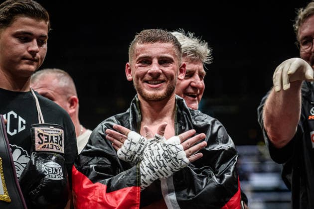 Victor Cakiqi (Deutschland) - Freude nach Kampf gegen Florent Dervis (Frankreich), Weltergewicht, Fight 10 GER, Boxnacht Showdown for Legacy IV, Prime Time Promotion, MHP Arena (Ludwigsburg), Boxen, 27.06.2026 GER, Boxnacht Showdown for Legacy IV, Prime Time Promotion, MHP Arena (Ludwigsburg), Boxen, 27.06.2026 Ludwigsburg *** Victor Cakiqi (Germany) Celebrates Victory After Fight Against Florent Dervis (France), Welterweight, Fight 10 GER, Boxnacht Showdown for Legacy IV, Prime Time Promotion, MHP Arena Ludwigsburg, Boxing, June 27, 2026 GER, Boxnacht Showdown for Legacy IV, Prime Time Promotion, MHP Arena Ludwigsburg, Boxing, June 27, 2026, Ludwigsburg Copyright: xSandyxDinkelackerx EP_SDR