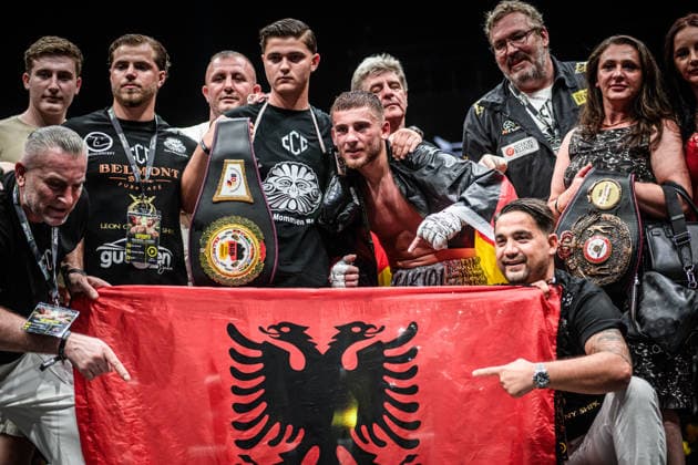 Victor Cakiqi (Deutschland) - Team freut sich mit ihm nach Kampf gegen Florent Dervis (Frankreich), Weltergewicht, Fight 10 GER, Boxnacht Showdown for Legacy IV, Prime Time Promotion, MHP Arena (Ludwigsburg), Boxen, 27.06.2026 GER, Boxnacht Showdown for Legacy IV, Prime Time Promotion, MHP Arena (Ludwigsburg), Boxen, 27.06.2026 Ludwigsburg *** Victor Cakiqi s German team celebrates with him after his fight against Florent Dervis of France, welterweight, Fight 10 GER, Box Night Showdown for Legacy IV, Prime Time Promotion, MHP Arena Ludwigsburg, Boxing, June 27, 2026 GER, Box Night Showdown for Legacy IV, Prime Time Promotion, MHP Arena Ludwigsburg, Boxing, June 27, 2026, Ludwigsburg Copyright: xSandyxDinkelackerx EP_SDR