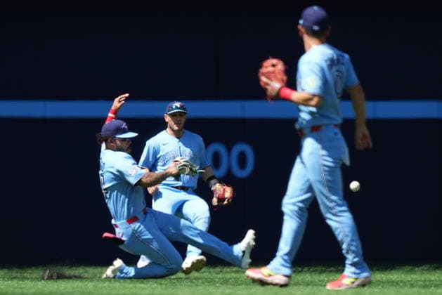 June 27, 2026, Toronto, On, CANADA: Toronto Blue Jays outfielder Yohendrick Pinango (24) misses a catch during first inning American League MLB, Baseball Herren, USA baseball action against the Texas Rangers, in Toronto, Saturday, June 27, 2026. Canada News - June 27, 2026  - ZUMAc35_ 20260627_zaf_c35_060 Copyright: xNathanxDenettex