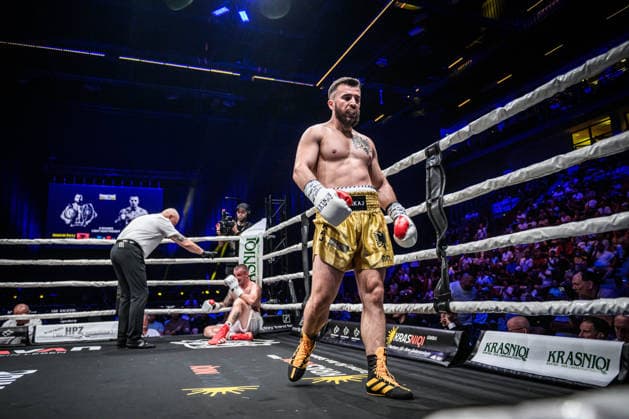 Amarildo Bakaj (Albanien), re. , am Boden: Aleksandar Ivanovic (Bosnien und Herzegowina), Halbschwergewicht, Fight 11 GER, Boxnacht Showdown for Legacy IV, Prime Time Promotion, MHP Arena (Ludwigsburg), Boxen, 27.06.2026 GER, Boxnacht Showdown for Legacy IV, Prime Time Promotion, MHP Arena (Ludwigsburg), Boxen, 27.06.2026 Ludwigsburg *** Amarildo Bakaj (Albania), right-handed, on the canvas; Aleksandar Ivanovic (Bosnia and Herzegovina), light heavyweight, Fight 11 GER, Boxing Night: Showdown for Legacy IV, Prime Time Promotion, MHP Arena Ludwigsburg, Boxing, June 27, 2026 GER, Boxing Night: Showdown for Legacy IV, Prime Time Promotion, MHP Arena Ludwigsburg, Boxing, June 27, 2026 Ludwigsburg Copyright: xSandyxDinkelackerx EP_SDR