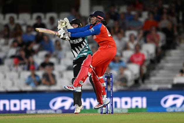 England Women Cricket v New Zealand Women, ICC Women s T20 World Cup Sophia Dunkley of England plays and misses a bouncer during the ICC Women s T20 World Cup match between England Women Cricket and New Zealand Women at the Oval, London, UK on 27 June 2026. London Oval London UK Editorial use only , Copyright: xGrahamxHuntx PSI-24402-0116