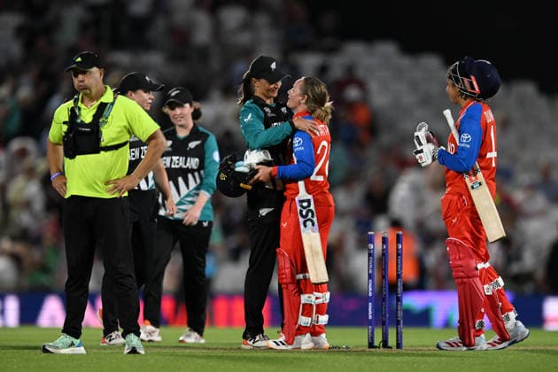 England Women Cricket v New Zealand Women, ICC Women s T20 World Cup England win - Danni Wyatt-Hodge of England hugs the retiring Suzie Bates of New Zealand at the end of the match during the ICC Women s T20 World Cup match between England Women Cricket and New Zealand Women at the Oval, London, UK on 27 June 2026. London Oval London UK Editorial use only , Copyright: xGrahamxHuntx PSI-24402-0119