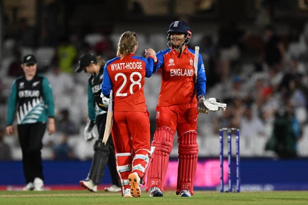 England Women Cricket v New Zealand Women, ICC Women s T20 World Cup England win - Danni Wyatt-Hodge of England celebrates with Sophia Dunkley of England after they chased down the New Zealand total during the ICC Women s T20 World Cup match between England Women Cricket and New Zealand Women at the Oval, London, UK on 27 June 2026. London Oval London UK Editorial use only , Copyright: xGrahamxHuntx PSI-24402-0122