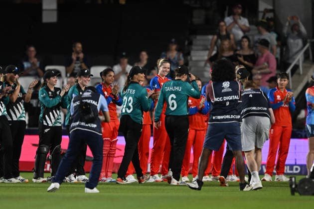 England Women Cricket v New Zealand Women, ICC Women s T20 World Cup Retiring players Suzie Bates of New Zealand, Lea Tahuhu of New Zealand and Sophie Devine of New Zealand get a guard of honour as they leave the field after the ICC Women s T20 World Cup match between England Women Cricket and New Zealand Women at the Oval, London, UK on 27 June 2026. London Oval London UK Editorial use only , Copyright: xGrahamxHuntx PSI-24402-0127