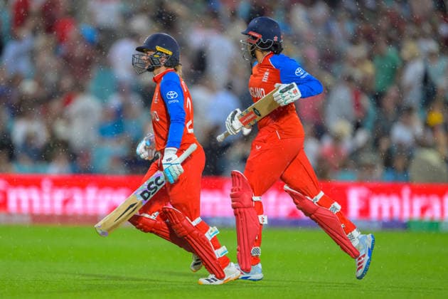LONDON, ENGLAND JUNE 27 - Danni Wyatt-Hodge of England and Sophia Dunkley of England run off for a rain stoppage during the ICC Women s T20 World Cup game between England Women and New Zealand Women at Kia Oval on June 27, 2026 in London , England . (Photo by Keeran Marquis Sports Press Photo)  Copyright: xKeeranxMarquis SPPx Sportspressphoto_SPR178390