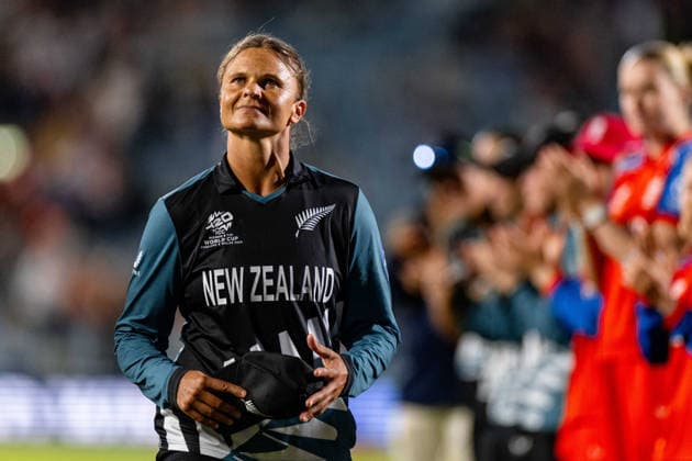 LONDON, ENGLAND JUNE 27 - Suzie Bates of New Zealand retires from the field during the ICC Women s T20 World Cup game between England Women and New Zealand Women at Kia Oval on June 27, 2026 in London , England . (Photo by Unnati Naidu Sports Press Photo)  Copyright: xUnnatixNaidu SPPx Sportspressphoto_SPR178407