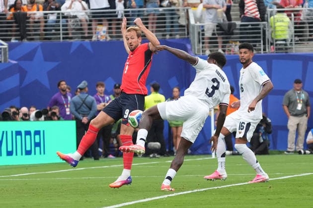 Harry Kane (England, 9) kommt nicht an den Ball, Jose Cordoba (Panama, 3) klärt - New York 27.06.2026: England vs. Panama, MetLife Stadium, World Cup 26 Gruppe L, 3. Spieltag *** Harry Kane (England, No. 9) can t get to the ball; Jose Cordoba (Panama, No. 3) clears it. New York, June 27, 2026: England vs. Panama, MetLife Stadium, World Cup 2026, Group L, Matchday 3