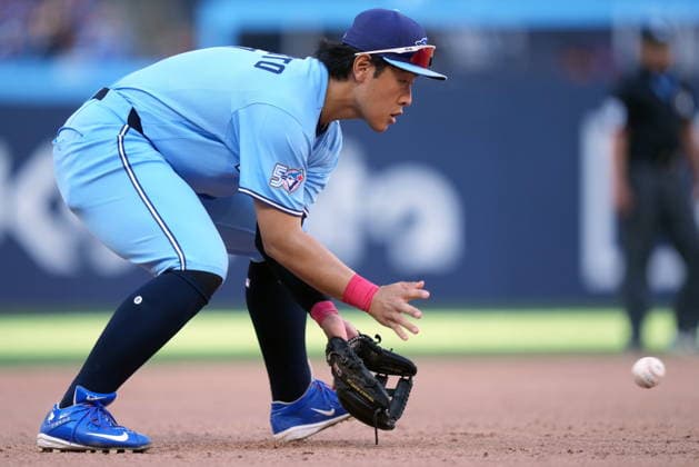 June 27, 2026, Toronto, On, CANADA: Toronto Blue Jays third baseman Kazuma Okamoto (7) catches a ground ball to throw to first for the out during sixth inning American League MLB, Baseball Herren, USA baseball action against the Texas Rangers, in Toronto, Saturday, June 27, 2026. Canada News - June 27, 2026  - ZUMAc35_ 20260627_zaf_c35_111 Copyright: xNathanxDenettex