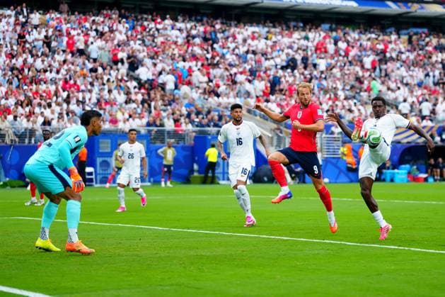 Jose Cordoba of Panama denies Harry Kane of England Panama v England, 2026 FIFA World Cup, WM, Weltmeisterschaft, Fussball Group L, Football, New York New Jersey Stadium, East Rutherford, New Jersey, USA - 27 Jun 2026East Rutherford New York New Jersey Stadium New Jersey (NJ) United States of America EDITORIAL USE ONLY No use with unauthorised audio, video, data, fixture lists, club league logos or live services. Online in-match use limited to 120 images, no video emulation. No use in betting, games or single club league player publications.  Copyright: xJavierxGarcia Shutterstockx 16964353cd