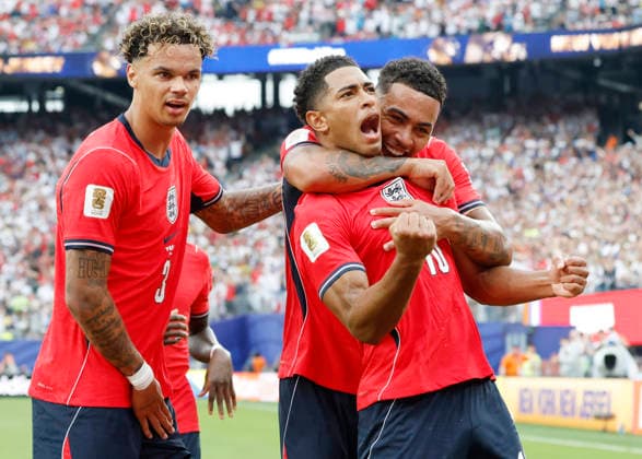 England s Jude Bellingham (10) celebrates with teammates after scoring a goal against Panama in the second half of their FIFA World Cup, WM, Weltmeisterschaft, Fussball match at New York New Jersey Stadium in East Rutherford, New Jersey, on Saturday, June 27, 2026.  NYP20260627920 JOHNxANGELILLO