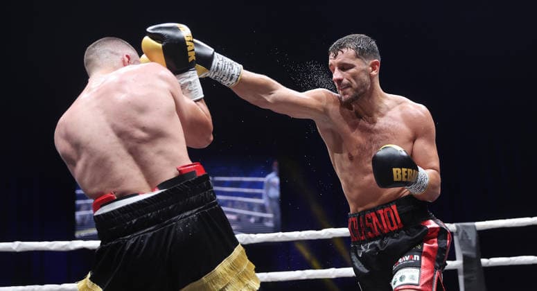 Ludwigsburg , Boxen Showdown for Legacy IV , Ardian Krasniqi ( Schwarz-rote Hose ) ) vs. Vinko Zadro um die WBA European Championship, EM, Europameisterschaft und WBO Intercontinental *** Ludwigsburg, Boxing Showdown for Legacy IV, Ardian Krasniqi (black and red shorts) vs. Vinko Zadro for the WBA European Championship and WBO Intercontinental titles