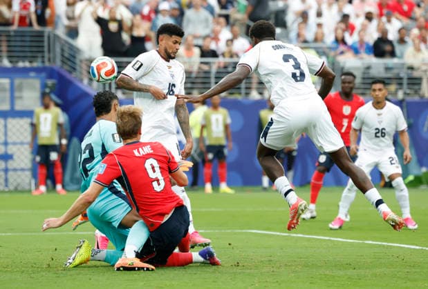 England s Harry Kane tangles with Panama s goalkeeper Orlando Mosquera near the goal as Panama s Jose Cordoba (3) deflects the ball in the second half of their FIFA World Cup, WM, Weltmeisterschaft, Fussball match at New York New Jersey Stadium in East Rutherford, New Jersey, on Saturday, June 27, 2026.  NYP20260627922 JOHNxANGELILLO