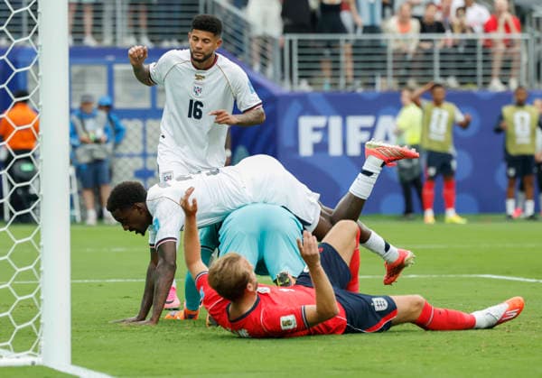 England s Harry Kane tangles with Panama s goalkeeper Orlando Mosquera near the goal in the second half of their FIFA World Cup, WM, Weltmeisterschaft, Fussball match at New York New Jersey Stadium in East Rutherford, New Jersey, on Saturday, June 27, 2026.  NYP20260627924 JOHNxANGELILLO