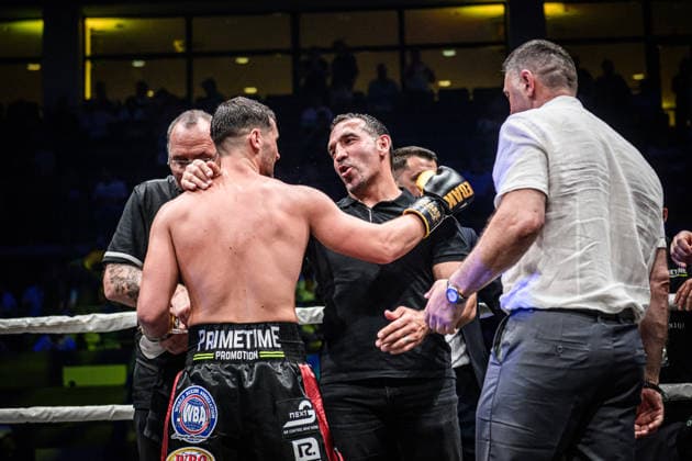 Firat Arslan gratuliert Ardian Krasniqi (Deutschland) - Freude nach Sieg im Kampf: Ardian Krasniqi (Deutschland) vs. Vinko Zadro (Kroatien), Halbschwergewicht, Fight 13 GER, Boxnacht Showdown for Legacy IV, Prime Time Promotion, MHP Arena (Ludwigsburg), Boxen, 27.06.2026 GER, Boxnacht Showdown for Legacy IV, Prime Time Promotion, MHP Arena (Ludwigsburg), Boxen, 27.06.2026 Ludwigsburg *** Firat Arslan congratulates Ardian Krasniqi of Germany on his victory in the bout between Ardian Krasniqi of Germany and Vinko Zadro of Croatia, light heavyweight, Fight 13 GER, Box Night Showdown for Legacy IV, Prime Time Promotion, MHP Arena Ludwigsburg, Boxing, June 27, 2026 GER, Boxnacht Showdown for Legacy IV, Prime Time Promotion, MHP Arena Ludwigsburg, Boxing, June 27, 2026 Ludwigsburg Copyright: xSandyxDinkelackerx EP_SDR
