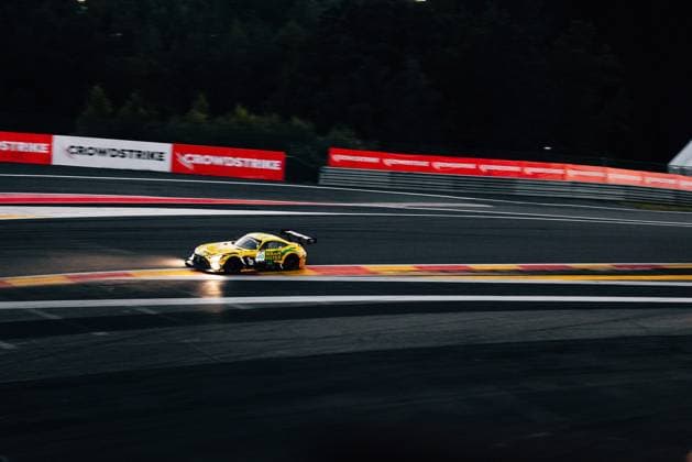 Der Mercedes-AMG GT3 EVO 48 von Mercedes-AMG Team Mann-Filter durchfährt in der Dämmerung eine Kurve auf dem Circuit de Spa-Francorchamps, die eingeschalteten Scheinwerfer beleuchten den nassen Asphalt. Die gelb-grüne Lackierung mit Mann-Filter-Sponsoring hebt sich markant vom dunklen Streckenhintergrund ab. Mercedes-AMG GT3 EVO 48 von Mercedes-AMG Team Mann-Filter in Spa *** The Mercedes AMG GT3 EVO 48 from Mercedes AMG Team Mann Filter navigates a turn at the Circuit de Spa-Francorchamps at dusk, its headlights illuminating the wet asphalt. The yellow-green paint scheme featuring Mann Filter sponsorship stands out strikingly against the dark backdrop of the track. The Mercedes-AMG GT3 EVO 48 from Mercedes-AMG Team Mann Filter at Spa Copyright: xAnil-EmrexAyikx