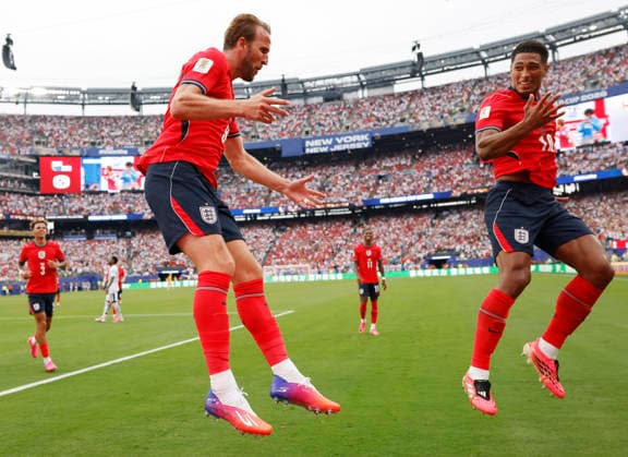 England s Harry Kane (9) celebrates with teammate Jude Bellingham after scoring a goal against Panama in the second half of their FIFA World Cup, WM, Weltmeisterschaft, Fussball match at New York New Jersey Stadium in East Rutherford, New Jersey, on Saturday, June 27, 2026.  NYP20260627929 JOHNxANGELILLO