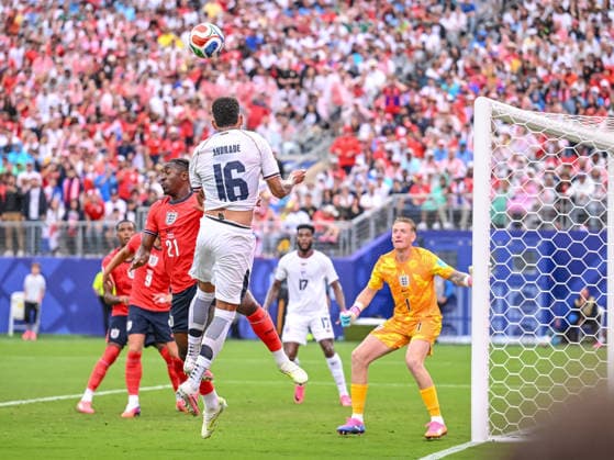 Eberechi Eze (England) an dAndres Andrade (Panama) battle for the ball during the FIFA World Cup, WM, Weltmeisterschaft, Fussball 2026 Group L match between Panama and England at New York New Jersey Stadium on June 27, 2026 in East Rutherford, United States. (Photo by Harry Langer DeFodi Images) - *** Eberechi Eze of England and Andrés Andrade of Panama battle for the ball during the 2026 FIFA World Cup Group L match between Panama and England at New York New Jersey Stadium on June 27, 2026, in East Rutherford, United States. Photo by Harry Langer, DeFodi Images